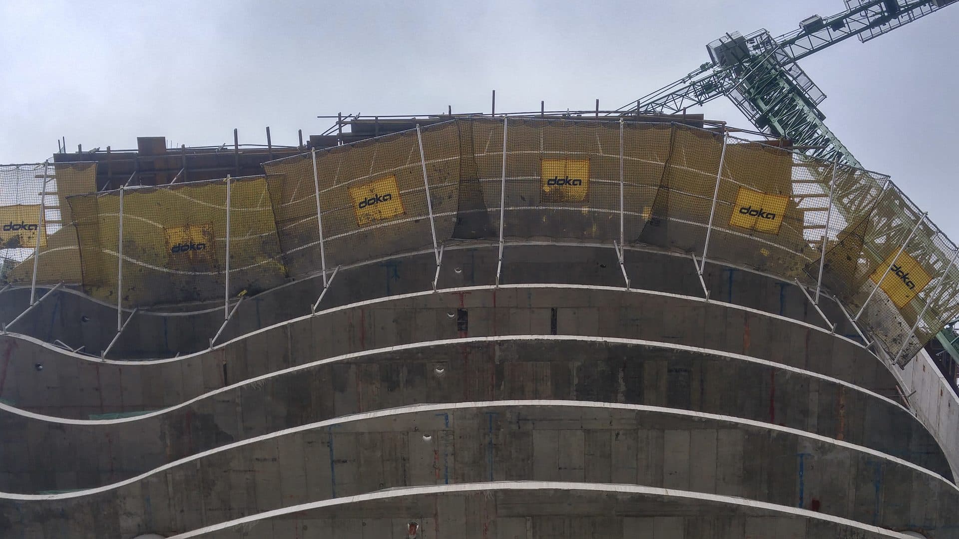 Fall arrest nets following a curved building perimeter