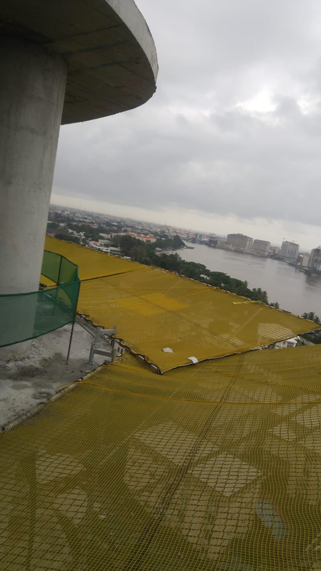 Fall arrest net at the slab edge of a waterfront tower